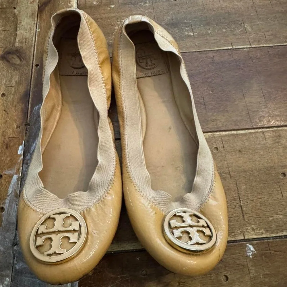 Tory Burch Reva Ballet Flats Tan Patent Leather Gold Logo Medallion Scrunch Back